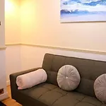 Unique 3 Bedroom House Free Wifi & Parking Apartment *