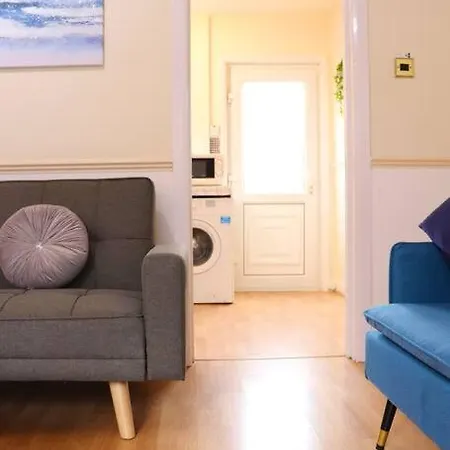 Apartment Unique 3 Bedroom House Free Wifi & Parking *