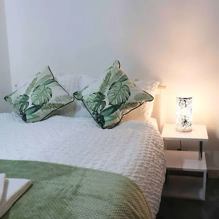 Unique 3 Bedroom House Free Wifi & Parking Apartment *