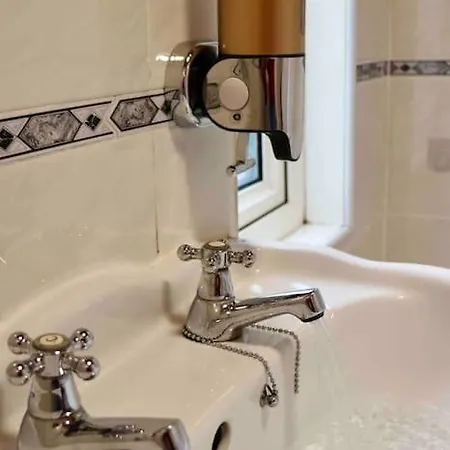 Unique 3 Bedroom House Free Wifi & Parking * Leeds (West Yorkshire)