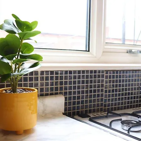 Apartment Unique 3 Bedroom House Free Wifi & Parking *
