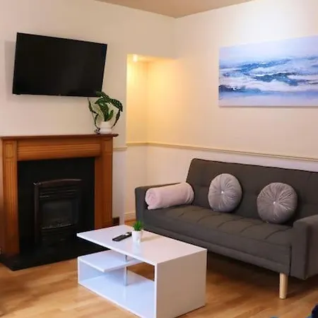 Unique 3 Bedroom House Free Wifi & Parking Apartment