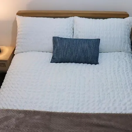 Unique 3 Bedroom House Free Wifi & Parking *