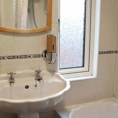 Unique 3 Bedroom House Free Wifi & Parking