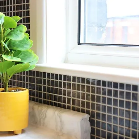 Unique 3 Bedroom House Free Wifi & Parking Apartmán *