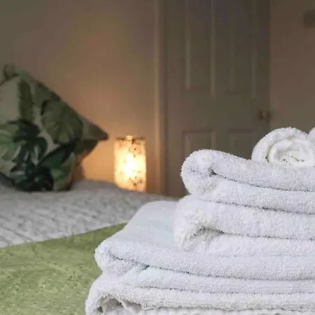 Unique 3 Bedroom House Free Wifi & Parking Apartmán