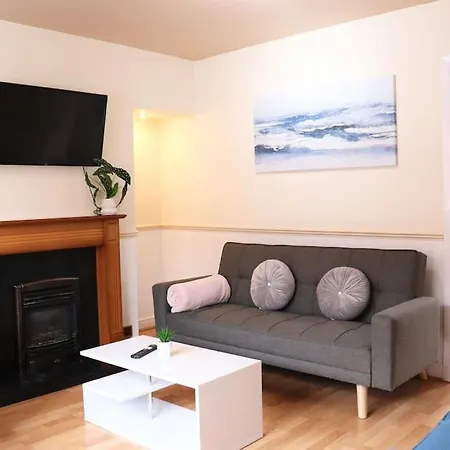 Unique 3 Bedroom House Free Wifi & Parking Apartment *