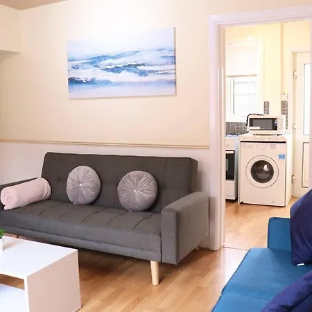 Unique 3 Bedroom House Free Wifi & Parking *