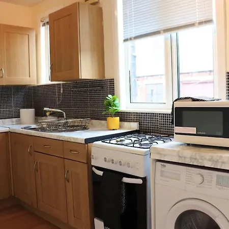 Apartment Unique 3 Bedroom House Free Wifi & Parking *