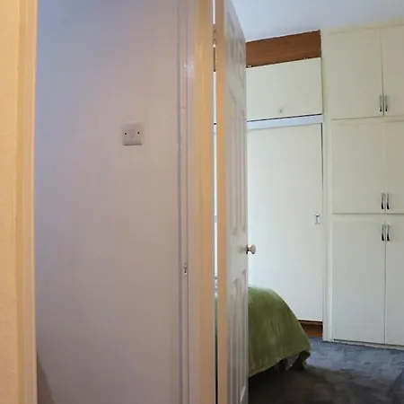 Apartment Unique 3 Bedroom House Free Wifi & Parking *