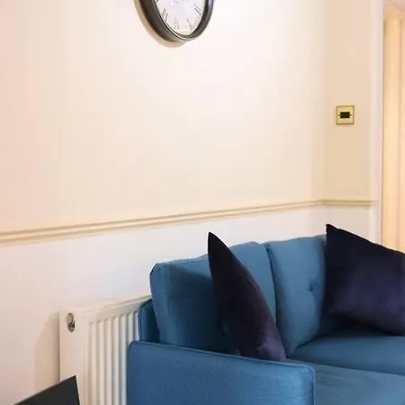 Unique 3 Bedroom House Free Wifi & Parking * Leeds (West Yorkshire)