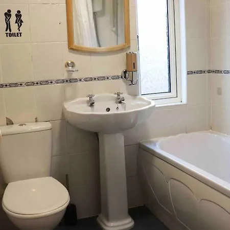 Unique 3 Bedroom House Free Wifi & Parking Apartment Leeds (West Yorkshire)