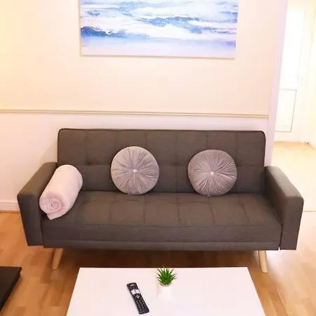 Apartment Unique 3 Bedroom House Free Wifi & Parking *