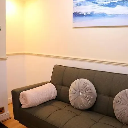 Unique 3 Bedroom House Free Wifi & Parking Lägenhet *