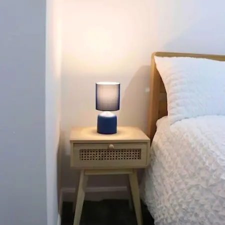 Unique 3 Bedroom House Free Wifi & Parking Apartment *