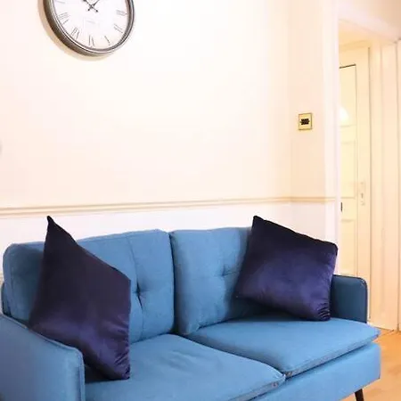 Unique 3 Bedroom House Free Wifi & Parking * Leeds (West Yorkshire)