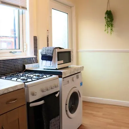 Apartment Unique 3 Bedroom House Free Wifi & Parking *