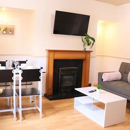 Apartmán Unique 3 Bedroom House Free Wifi & Parking