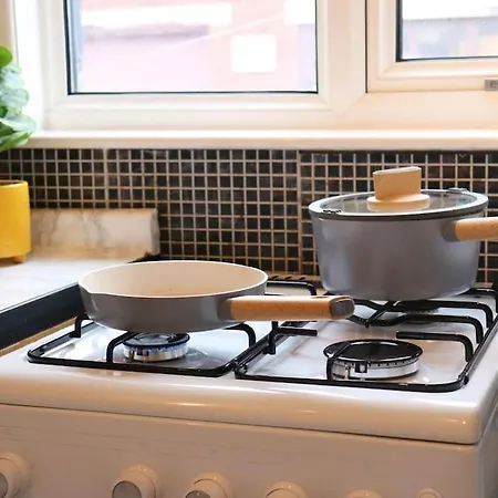 Unique 3 Bedroom House Free Wifi & Parking