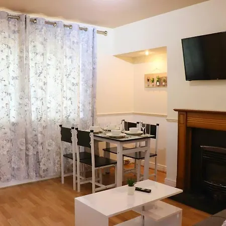 Unique 3 Bedroom House Free Wifi & Parking * Leeds (West Yorkshire)