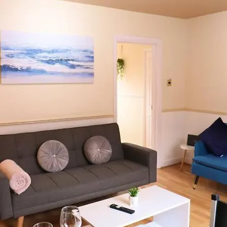 Unique 3 Bedroom House Free Wifi & Parking Apartment