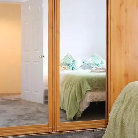 Apartment Unique 3 Bedroom House Free Wifi & Parking