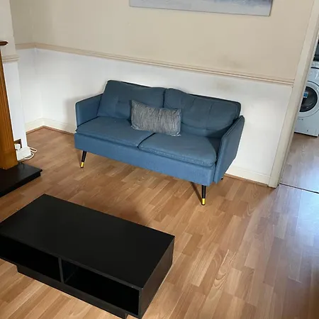 Unique 3 Bedroom House Free Wifi & Parking Apartment *