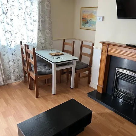 Apartment Unique 3 Bedroom House Free Wifi & Parking *