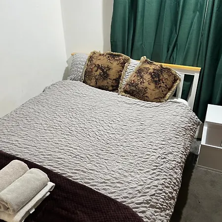 Unique 3 Bedroom House Free Wifi & Parking Apartment *