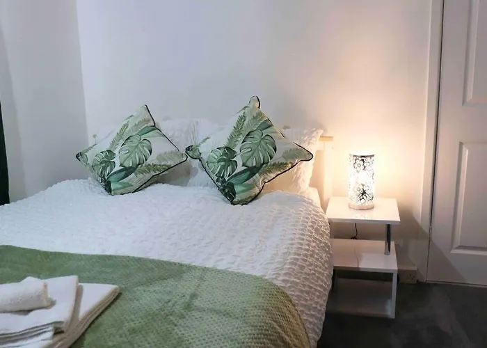 Unique 3 Bedroom House Free Wifi & Parking Apartment *