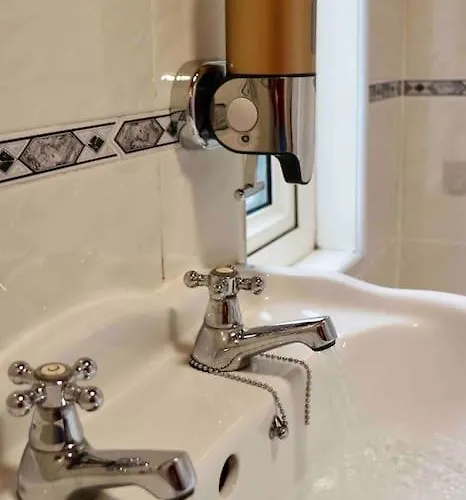 Unique 3 Bedroom House Free Wifi & Parking * Лідс