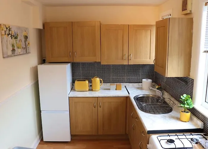 Апартаменты Unique 3 Bedroom House Free Wifi & Parking