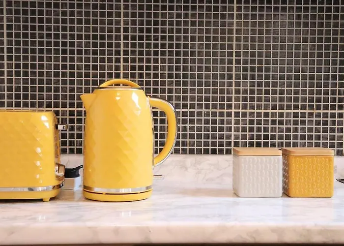 Unique 3 Bedroom House Free Wifi & Parking