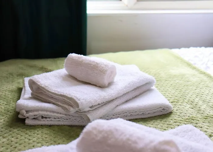 Unique 3 Bedroom House Free Wifi & Parking Апартаменти Лідс