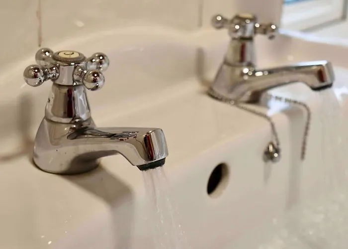 Unique 3 Bedroom House Free Wifi & Parking Апартаменти Лідс