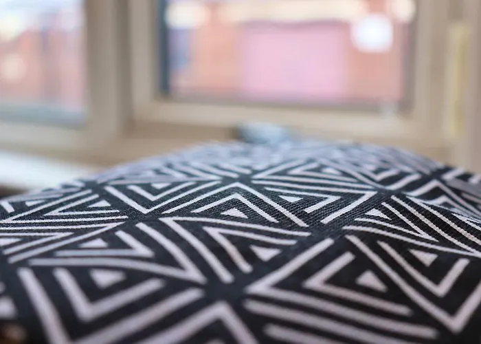 Апартаменти Unique 3 Bedroom House Free Wifi & Parking