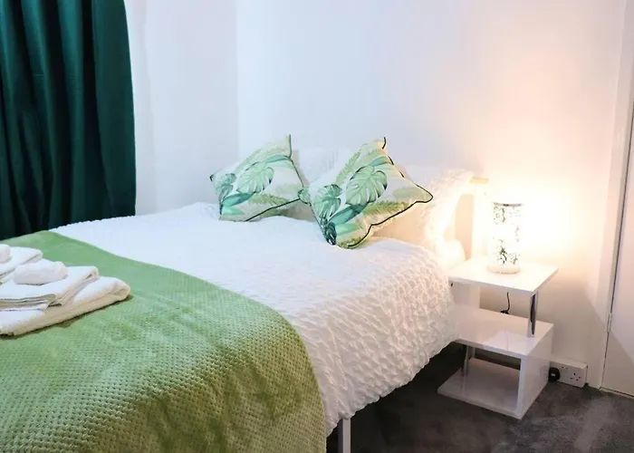 Unique 3 Bedroom House Free Wifi & Parking Апартаменты Лидс