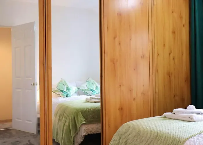 Unique 3 Bedroom House Free Wifi & Parking * Лидс