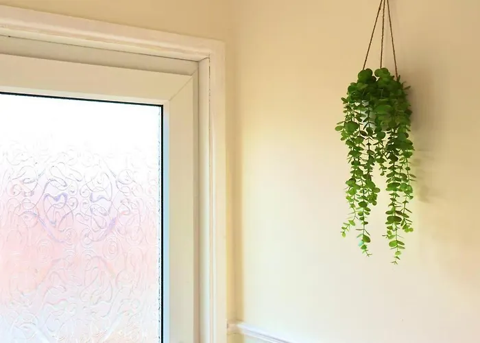 Unique 3 Bedroom House Free Wifi & Parking *