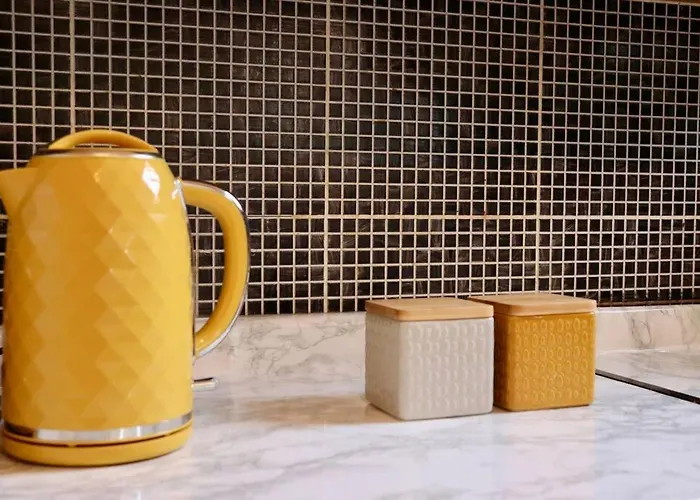 Unique 3 Bedroom House Free Wifi & Parking Апартаменти Лідс