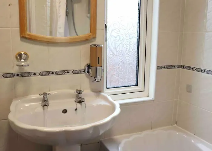 Unique 3 Bedroom House Free Wifi & Parking