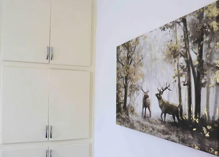 Апартаменти Unique 3 Bedroom House Free Wifi & Parking