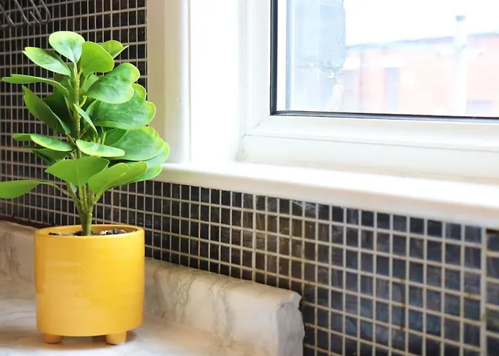 Unique 3 Bedroom House Free Wifi & Parking Апартаменти *