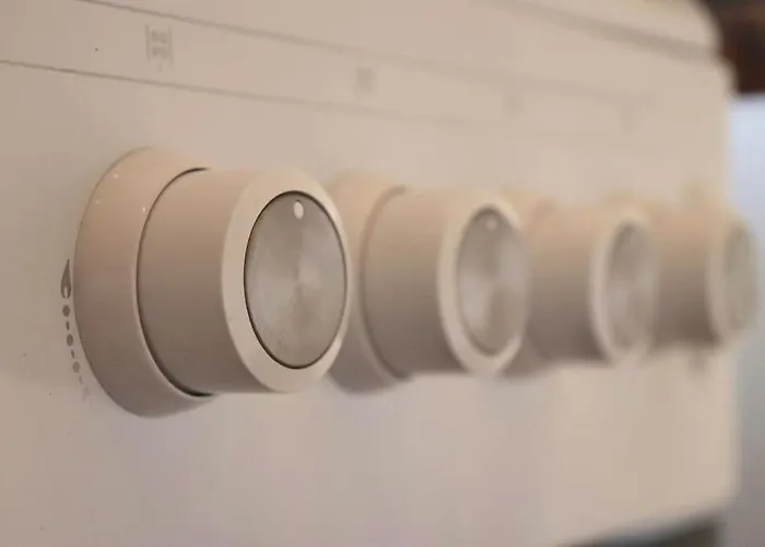 Апартаменти Unique 3 Bedroom House Free Wifi & Parking Лідс