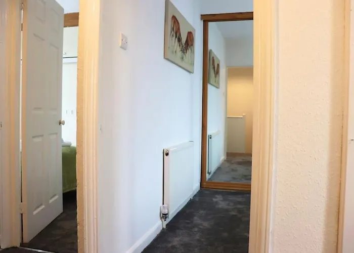 Апартаменти Unique 3 Bedroom House Free Wifi & Parking Лідс