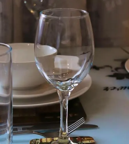 Unique 3 Bedroom House Free Wifi & Parking *