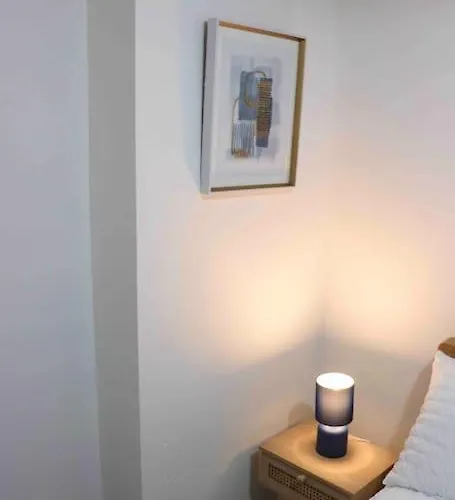 Unique 3 Bedroom House Free Wifi & Parking Апартаменты