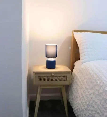 Unique 3 Bedroom House Free Wifi & Parking Апартаменти *