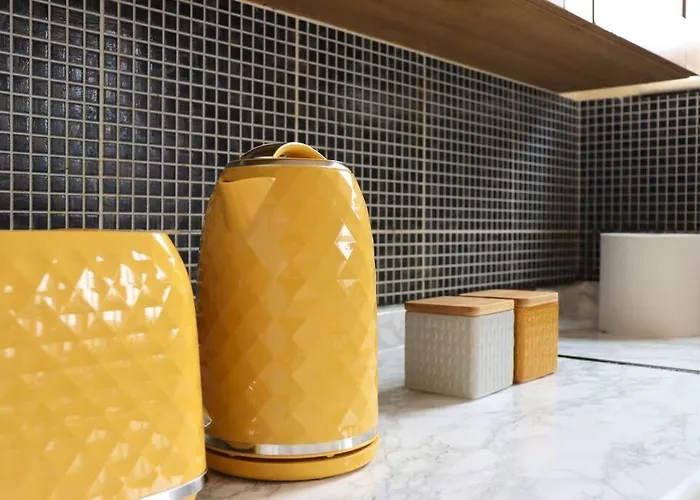 Unique 3 Bedroom House Free Wifi & Parking Апартаменты Лидс