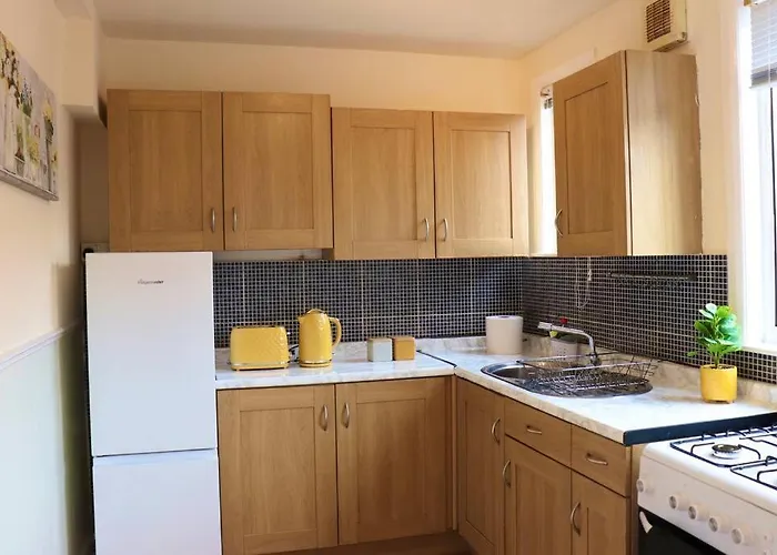 Unique 3 Bedroom House Free Wifi & Parking Лідс